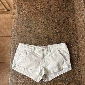 Abercrombie & Fitch Women's light blue Low Rise Chino Shorts Size 8